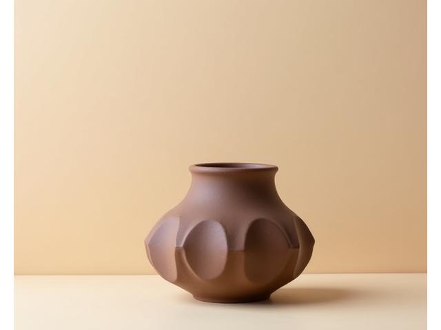 Abstrakt formet vase i mat brun keramik
